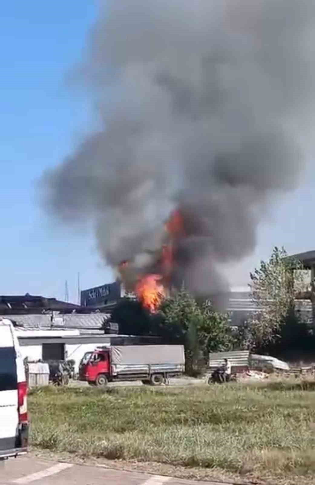 Sakarya’da bir işletme alev topuna döndü
