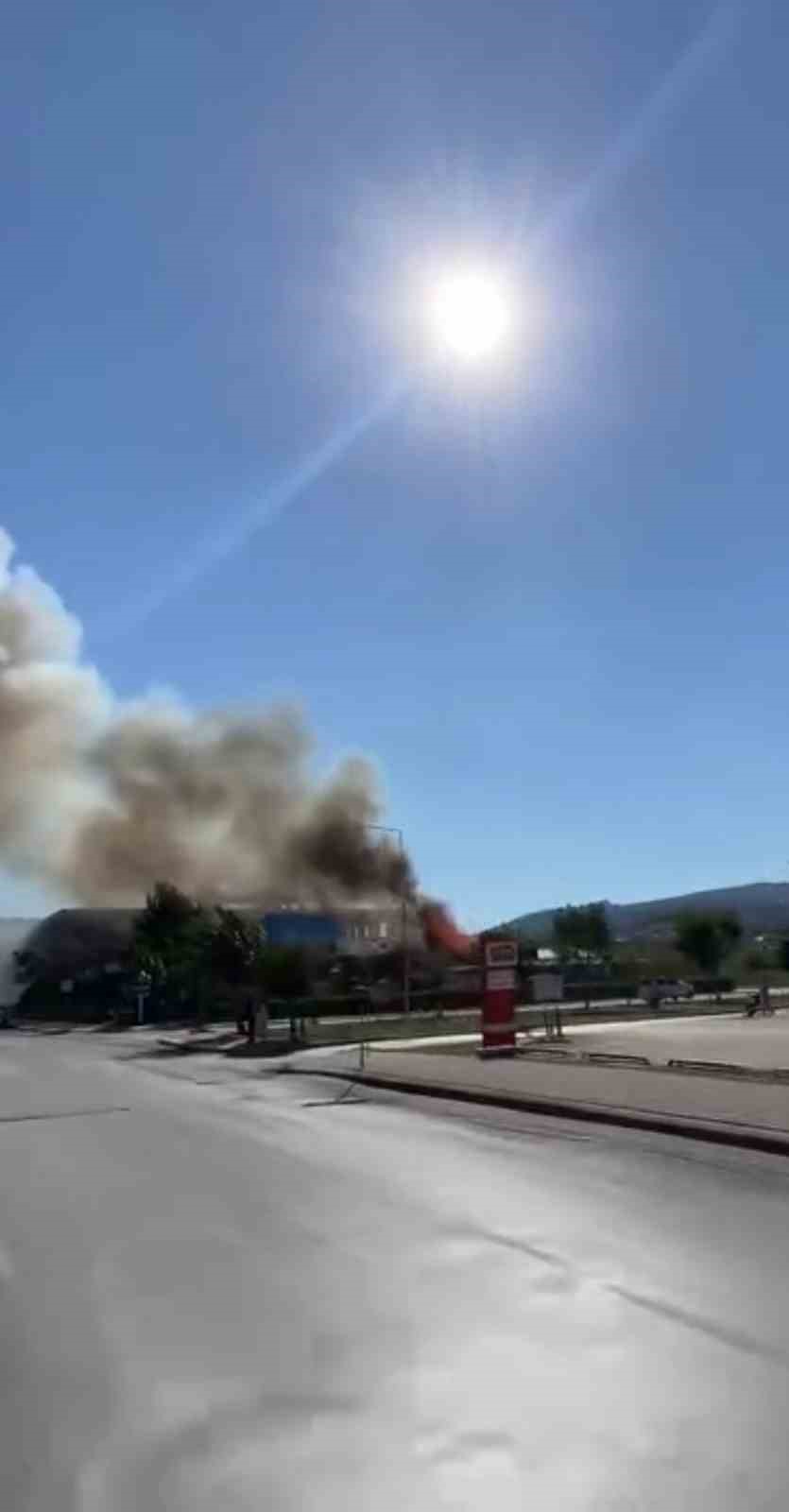 Sakarya’da bir işletme alev topuna döndü
