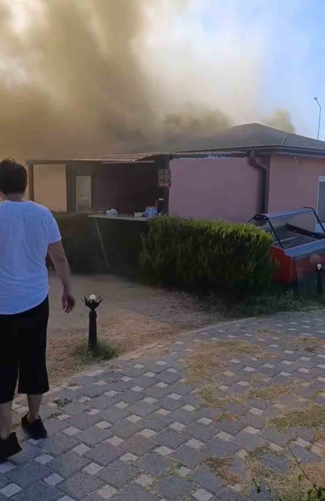 Sakarya’da bir işletme alev topuna döndü
