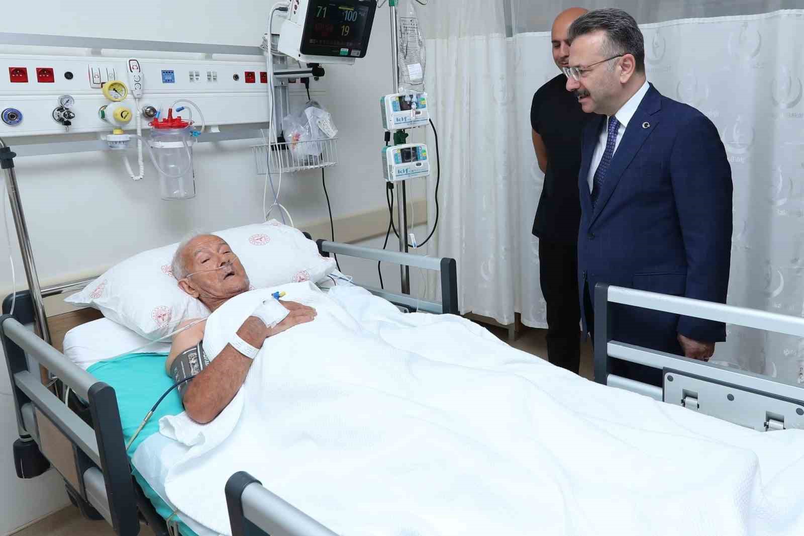 Vali Aksoy bıçaklanarak yaralanan vatandaşları ziyaret etti
