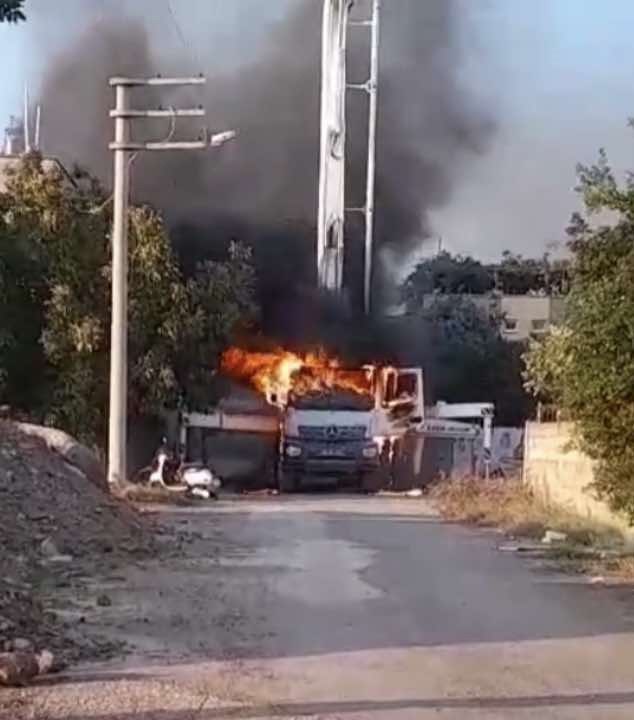 Osmaniye’de elektrik direğine çarpan beton pompası alev aldı: 2 kişi yaralandı
