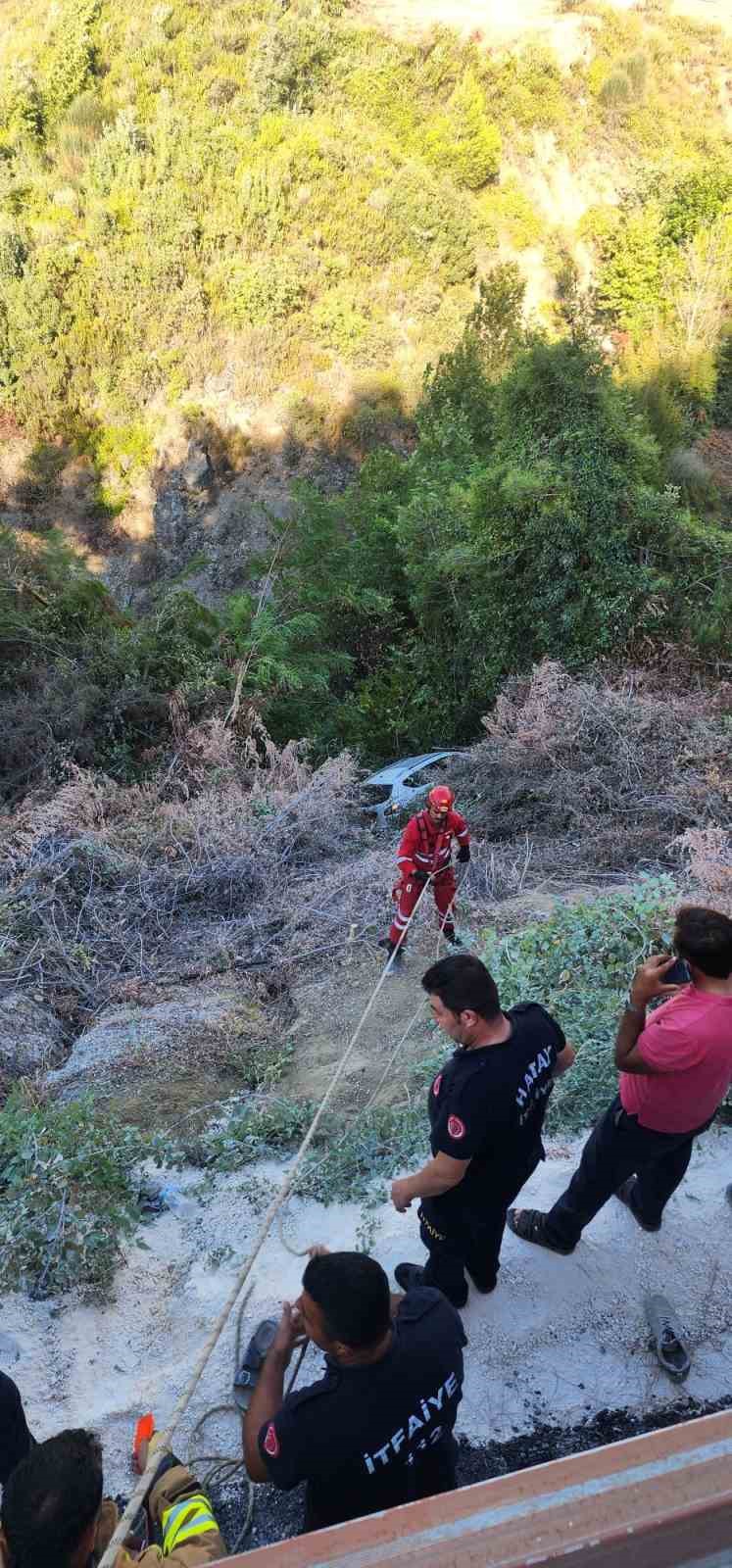 Samandağ’da uçurumdan uçan otomobilin sürücü yaralandı
