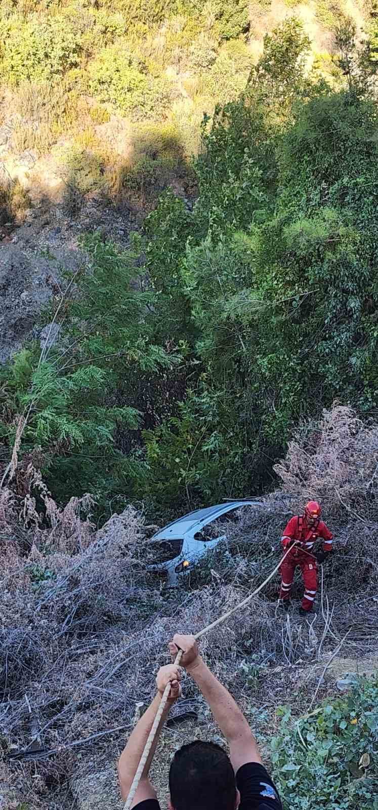 Samandağ’da uçurumdan uçan otomobilin sürücü yaralandı
