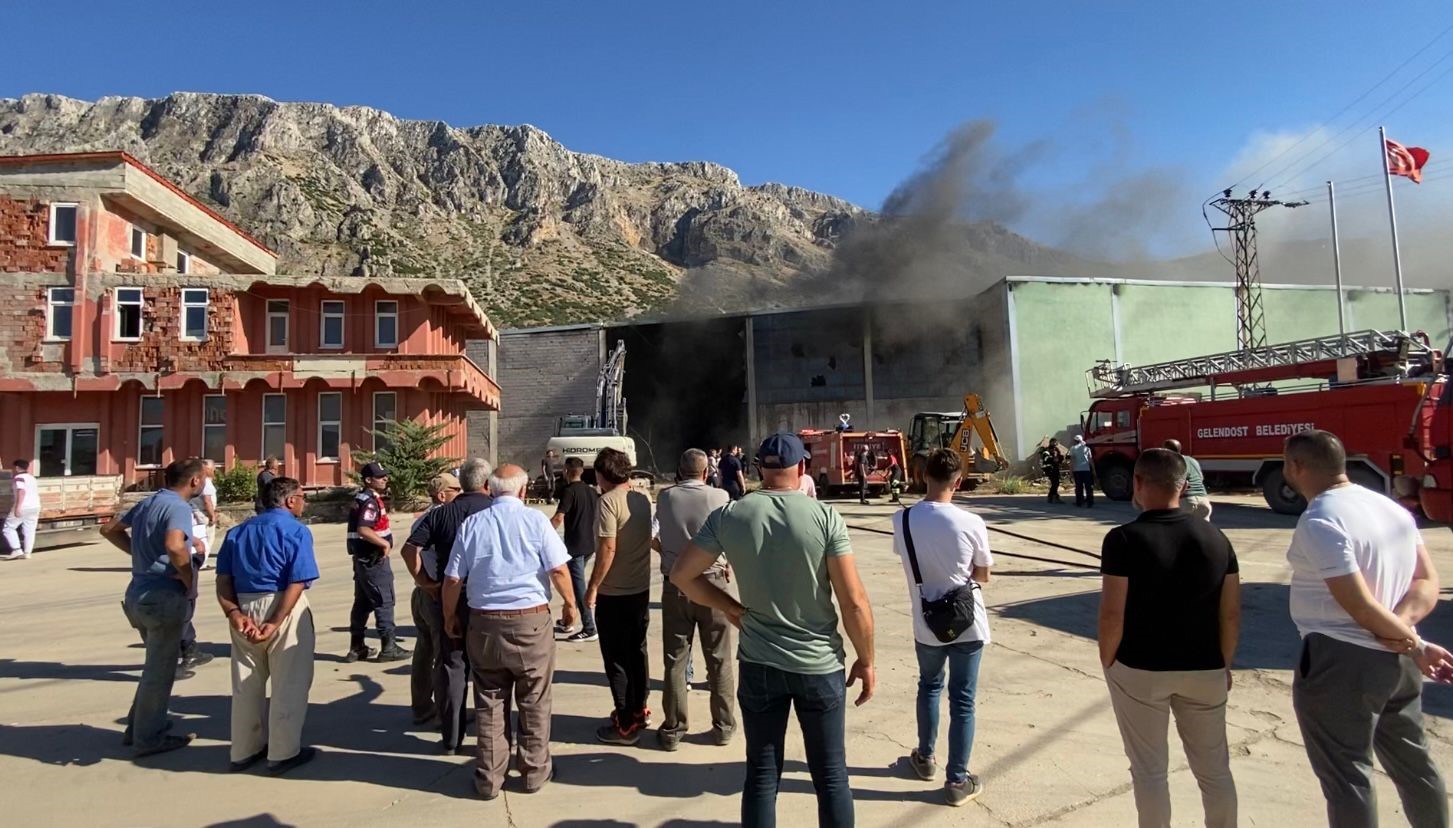 Soğuk hava deposu yangın sonucu kullanılamaz hale geldi
