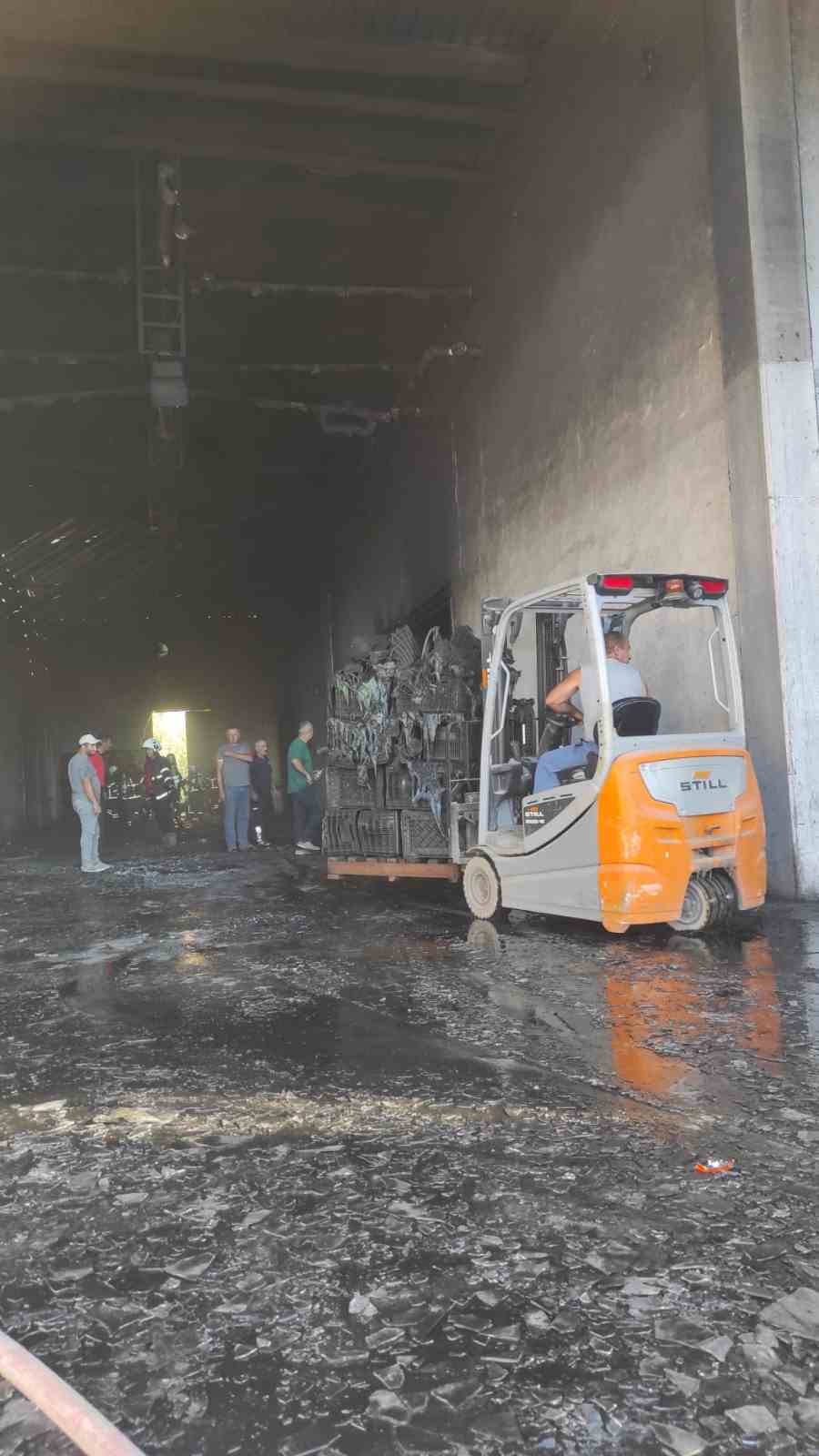 Soğuk hava deposu yangın sonucu kullanılamaz hale geldi
