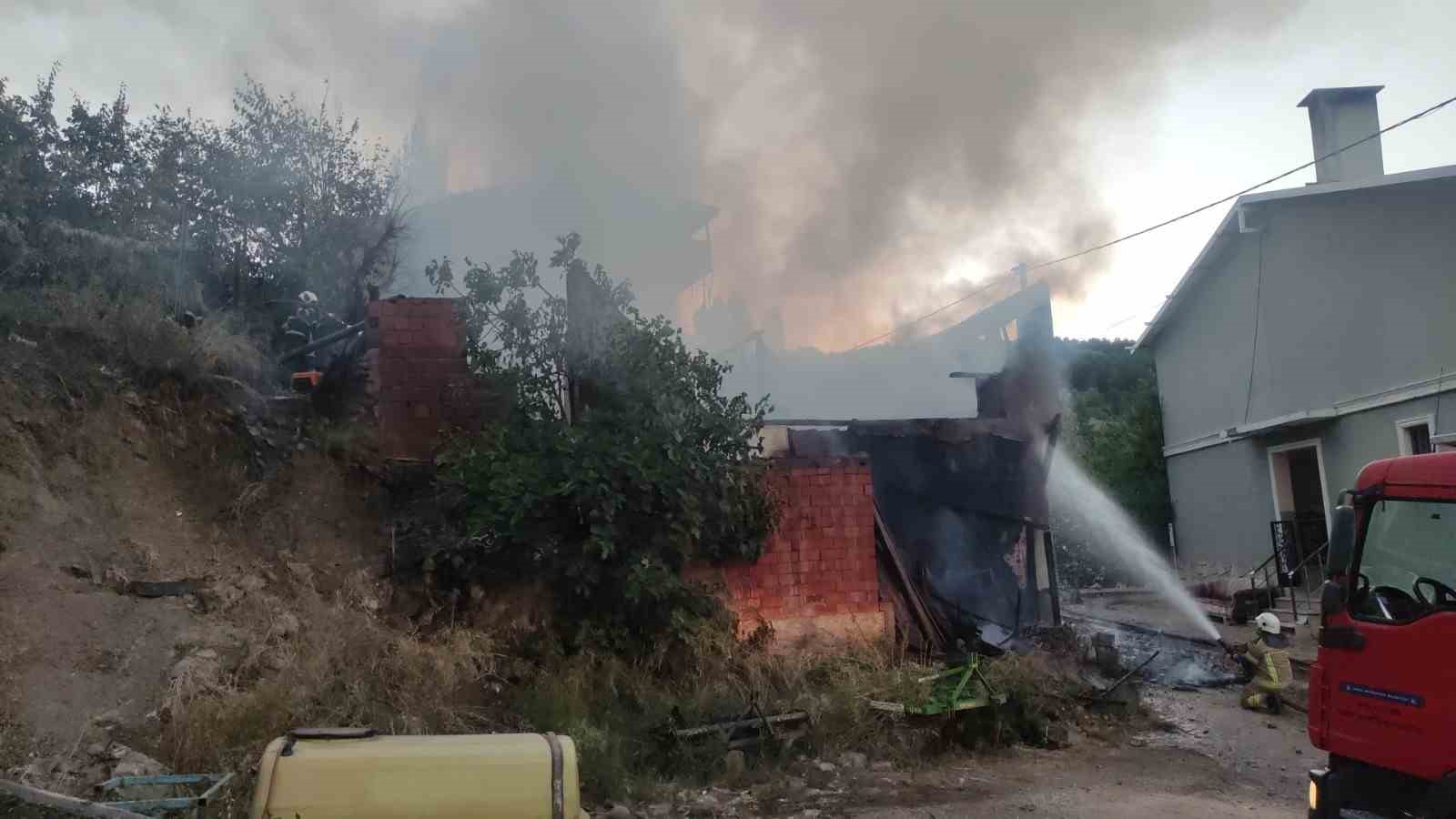 Banyo sobasını yakarken 2 katlı ev küle döndü
