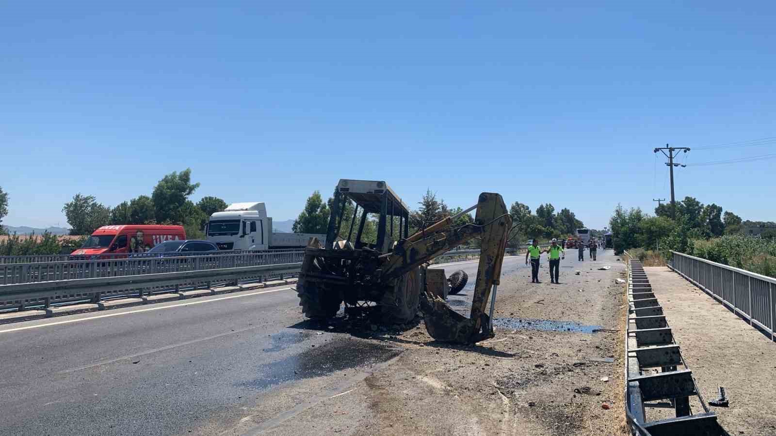 Kaza anı otobüs kamerasına yansıdı
