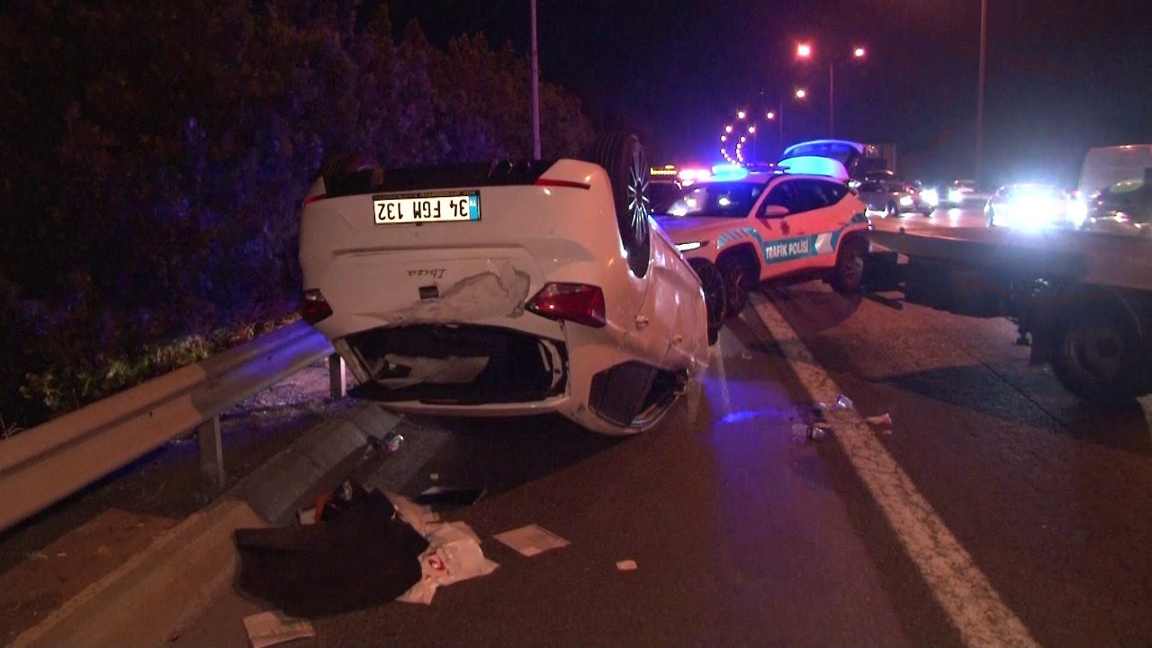 Ümraniye’de şerit değiştirirken başka bir araca çarpan otomobil takla attı: 1 yaralı
