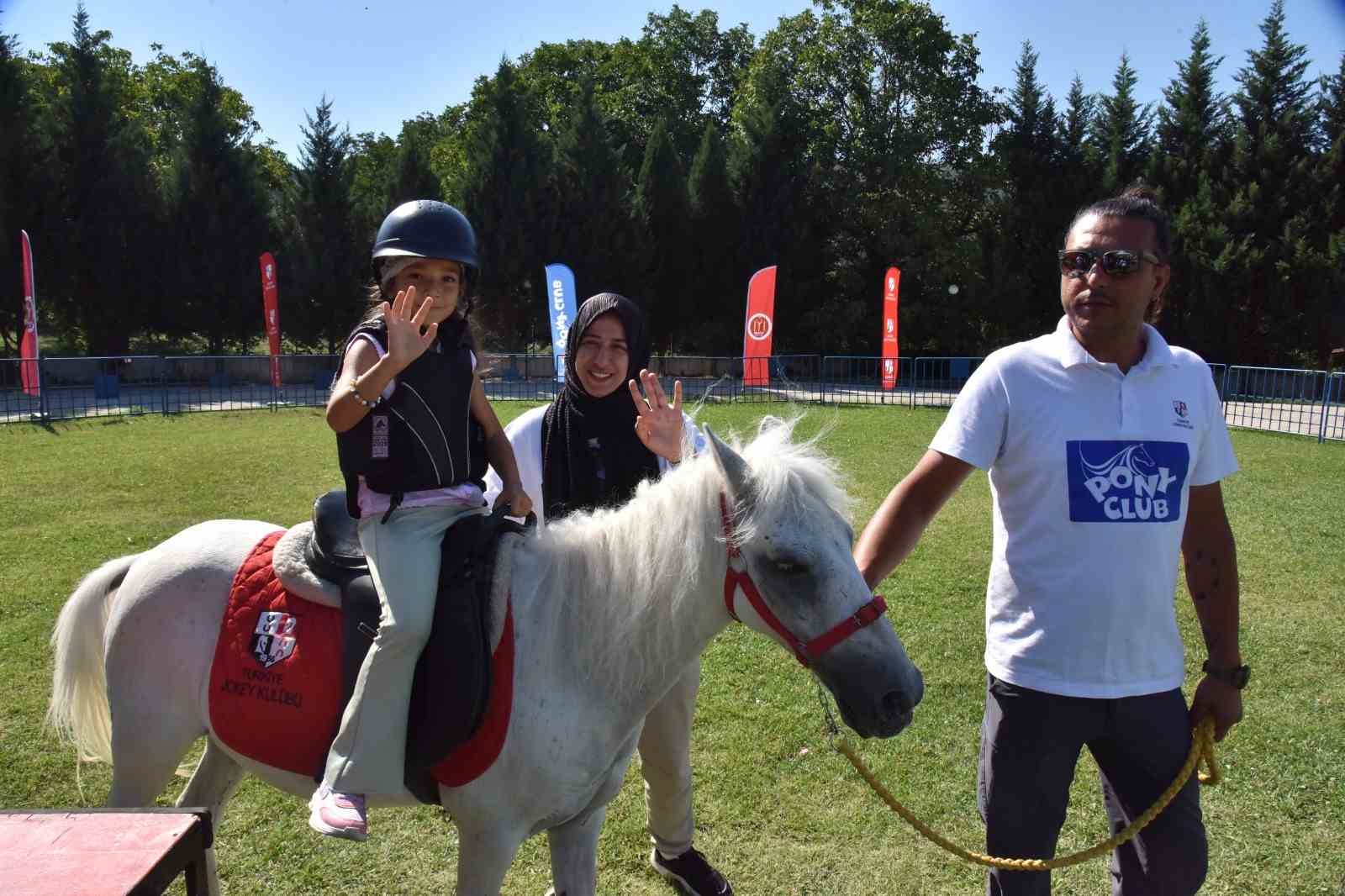 Pony atlarıyla buluşan çocuklar keyifli anlar yaşadı
