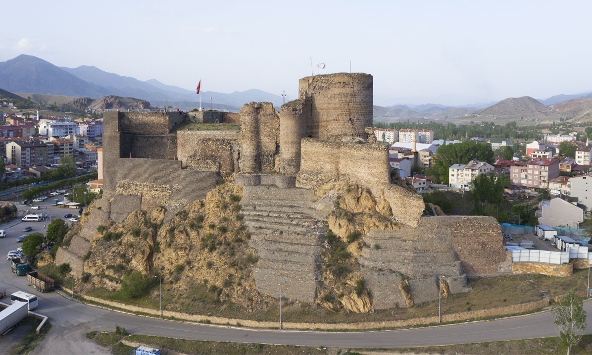 Tarihi Oltu Kalesi turizme kazandırılıyor
