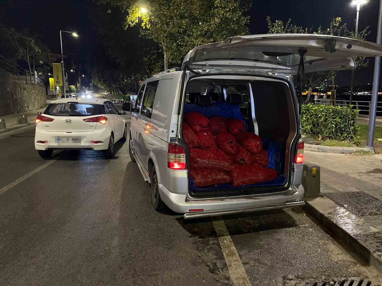 İstanbul Üsküdar’da 1 ton kaçak midye ele geçirildi
