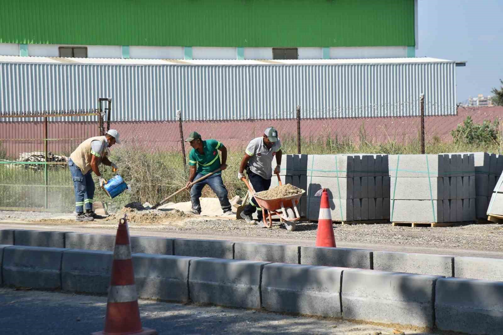 Ceyhan’a duble yol çalışması devam ediyor
