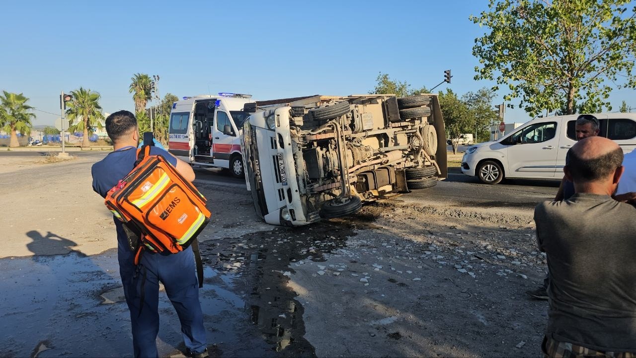 Kontrolden çıkıp devrilen kamyonetin sürücüsü yaralandı
