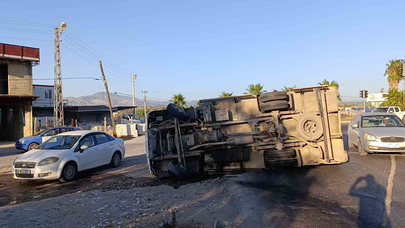 Kontrolden çıkıp devrilen kamyonetin sürücüsü yaralandı
