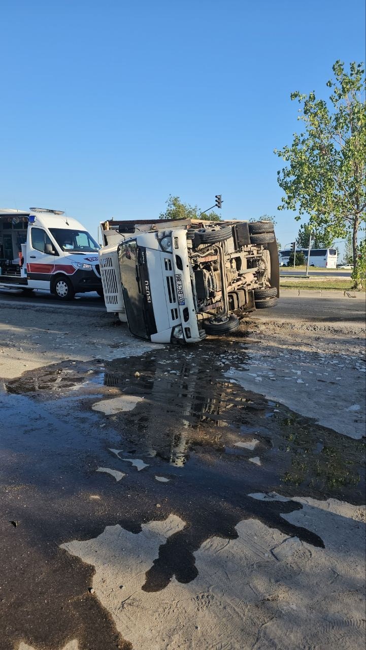 Kontrolden çıkıp devrilen kamyonetin sürücüsü yaralandı
