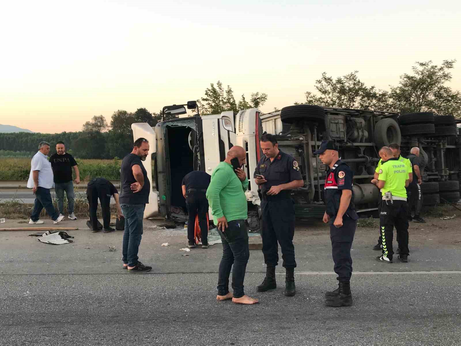 D-100’de sürücüsü uyuya kaldığı iddia edilen kamyon devrildi: 2 yaralı
