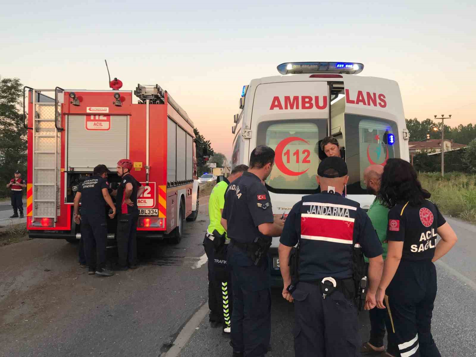 D-100’de sürücüsü uyuya kaldığı iddia edilen kamyon devrildi: 2 yaralı
