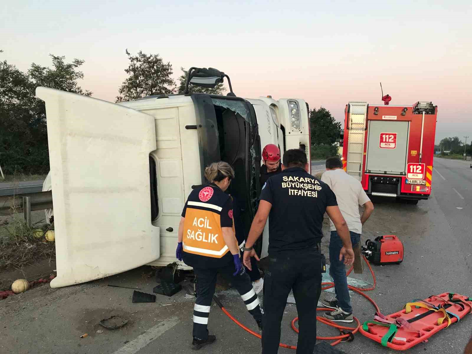 D-100’de sürücüsü uyuya kaldığı iddia edilen kamyon devrildi: 2 yaralı
