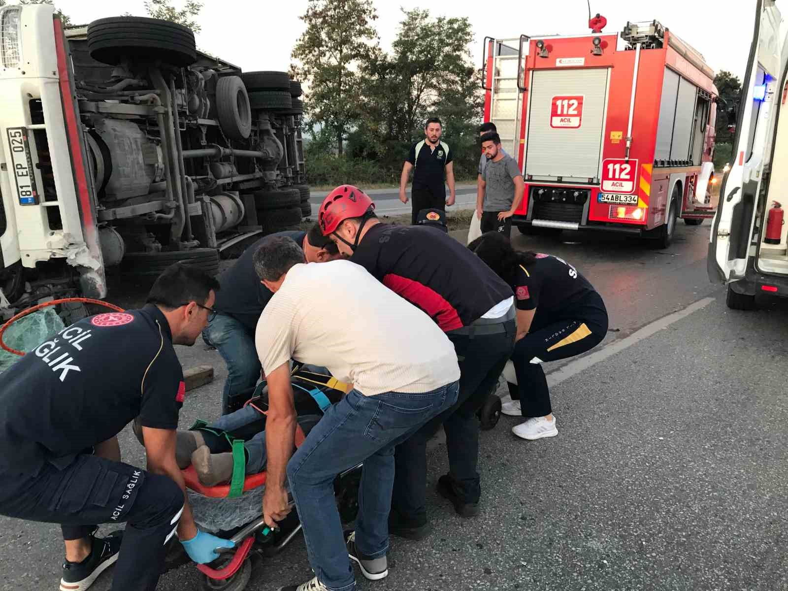 D-100’de sürücüsü uyuya kaldığı iddia edilen kamyon devrildi: 2 yaralı
