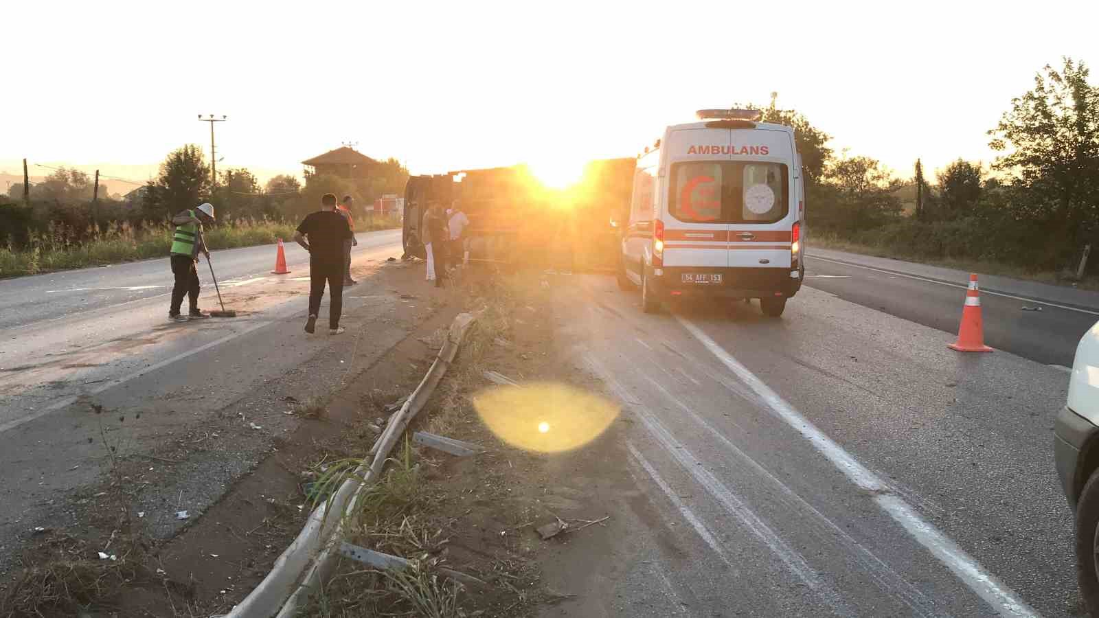 D-100’de sürücüsü uyuya kaldığı iddia edilen kamyon devrildi: 2 yaralı
