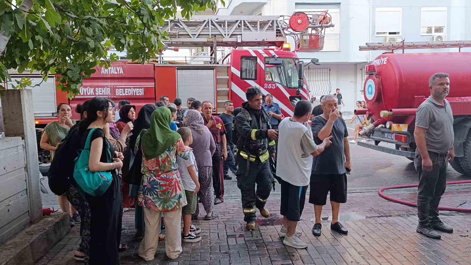 İnip park ettiği araç 5 dakika sonra alev alev yandı
