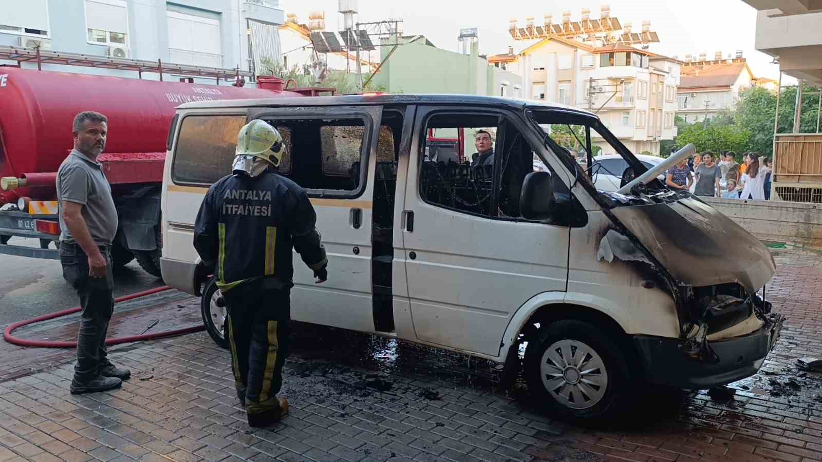 İnip park ettiği araç 5 dakika sonra alev alev yandı
