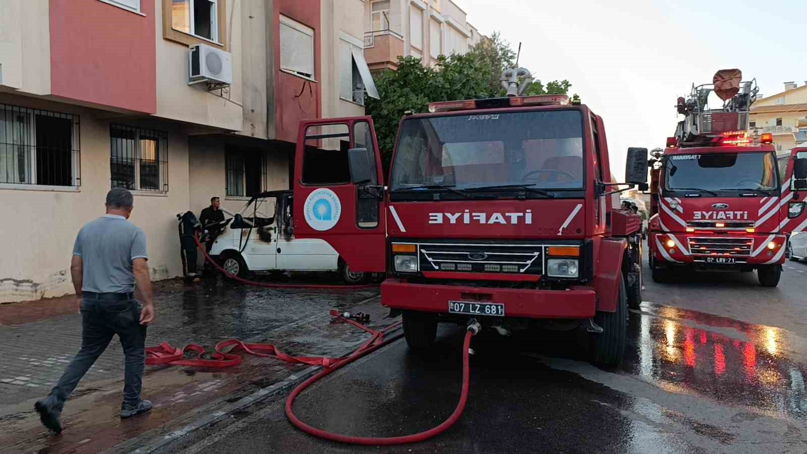 İnip park ettiği araç 5 dakika sonra alev alev yandı
