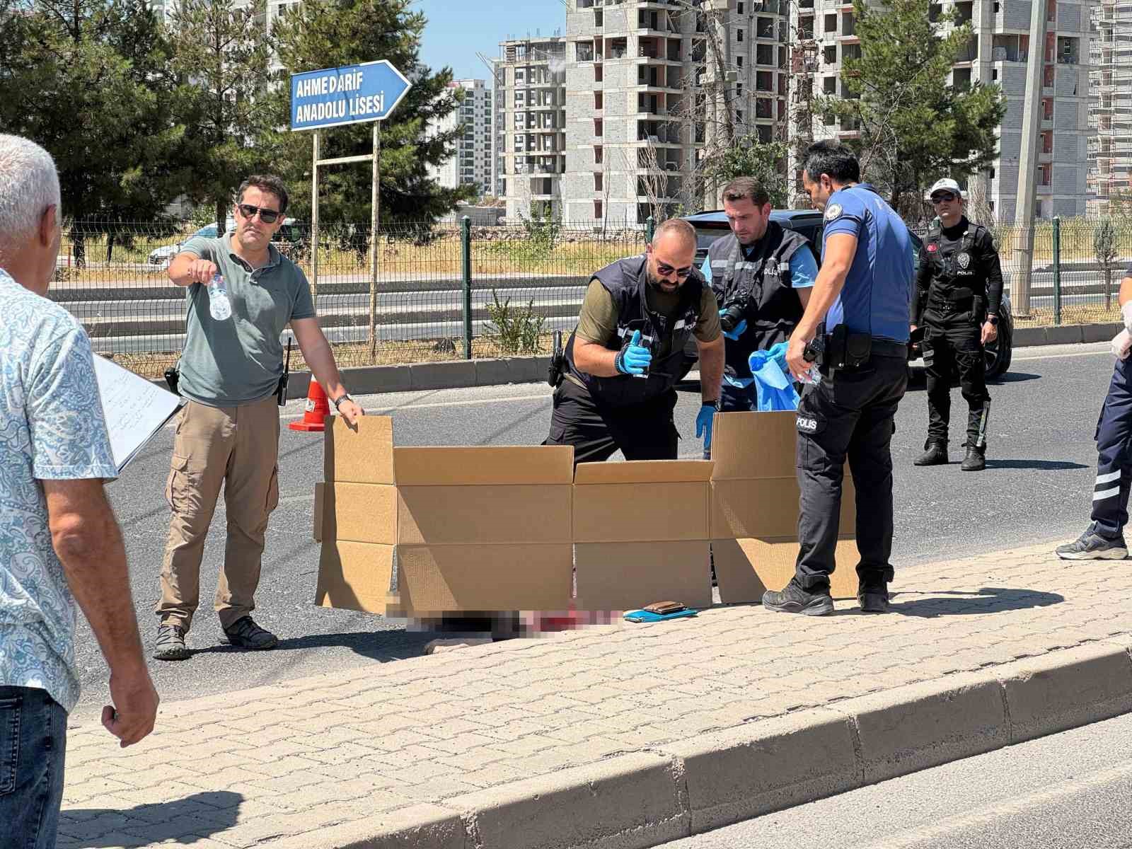 Yolun karşısına geçerken otomobilin çarptığı yaya hayatını kaybetti: Sürücü gözaltında
