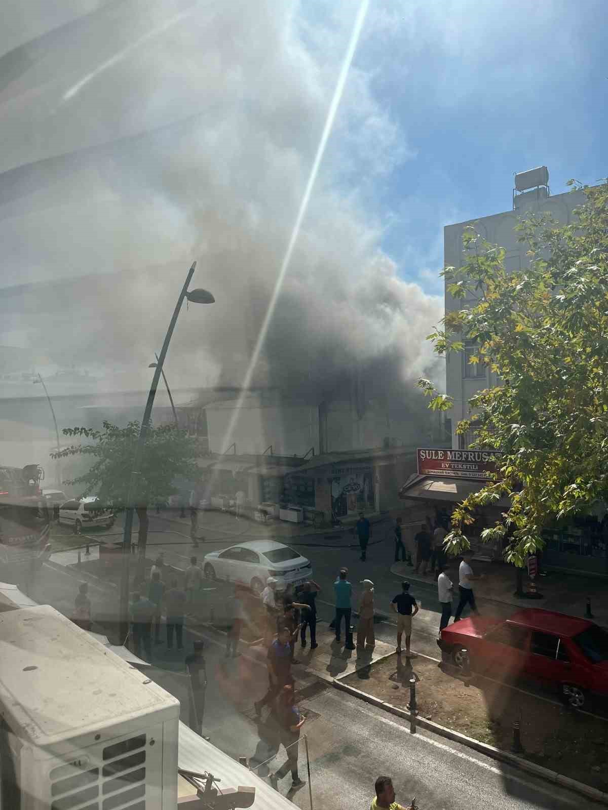 Ayakkabı mağazasında yangın maddi hasara sebep oldu
