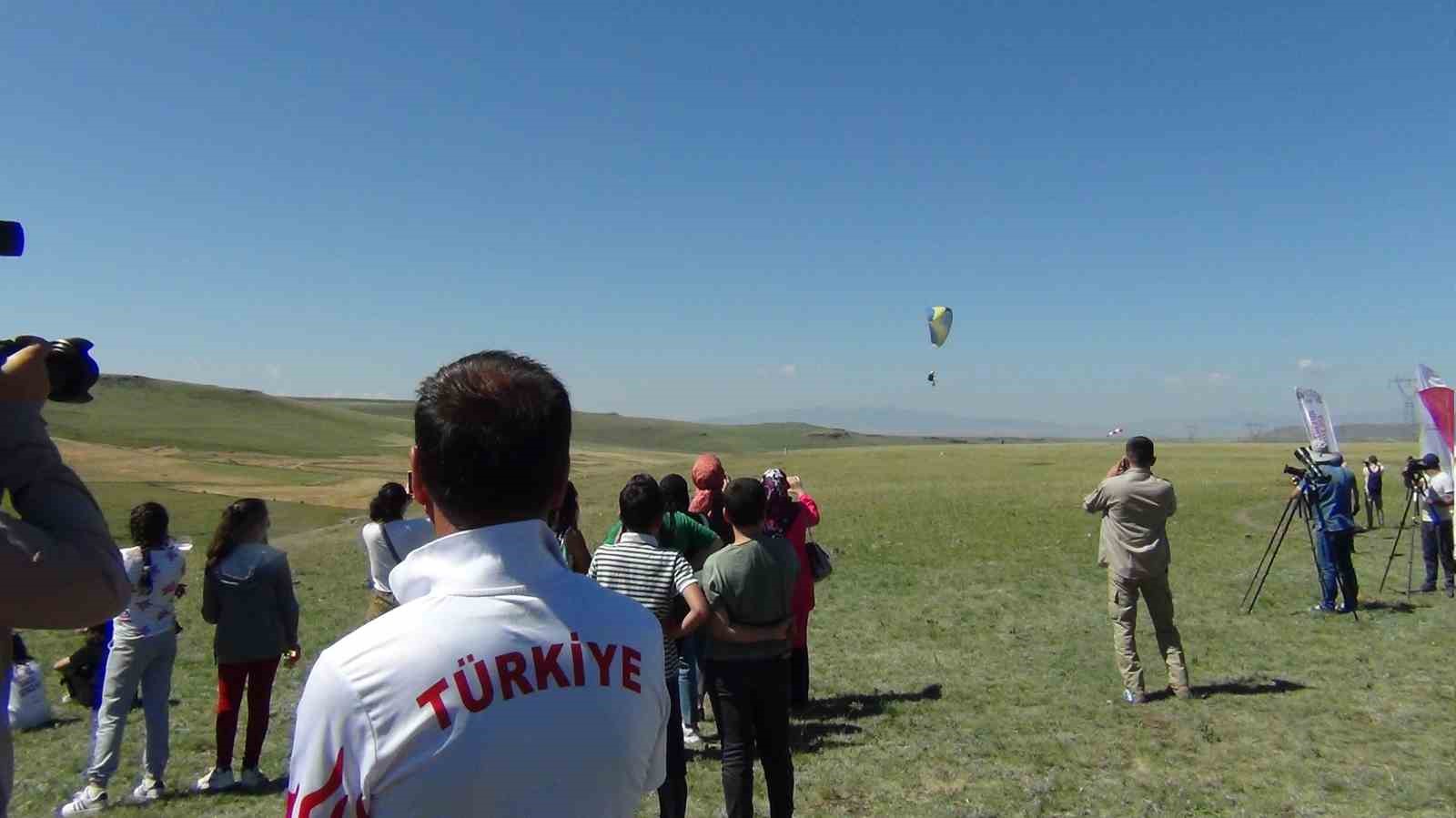 Kars’ta semalar yamaç paraşütüyle renklendi
