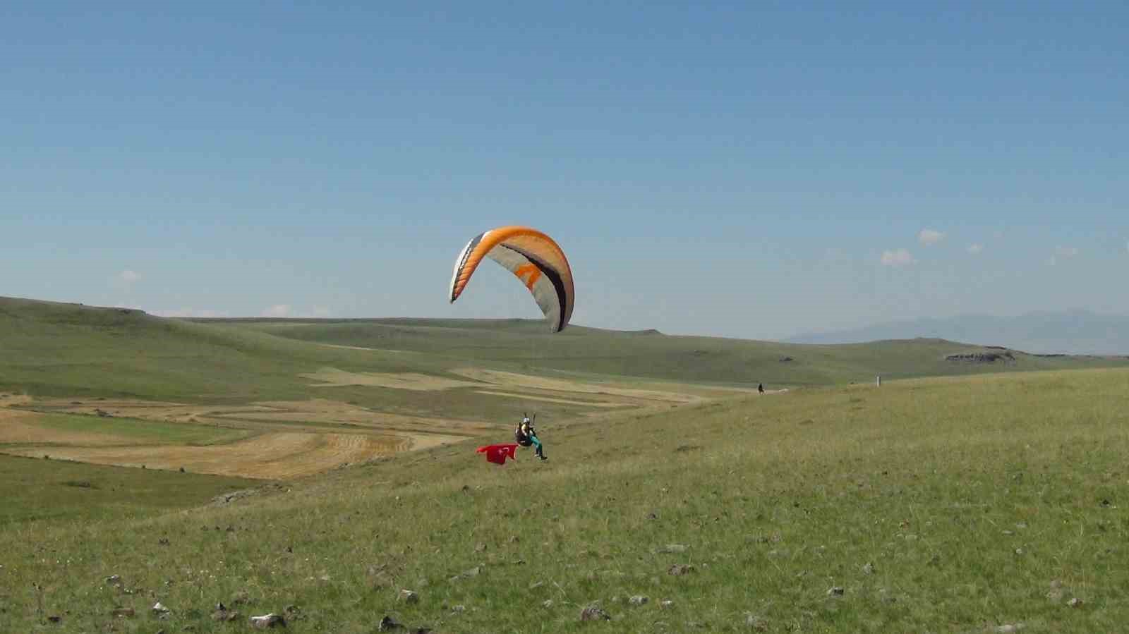 Kars’ta semalar yamaç paraşütüyle renklendi
