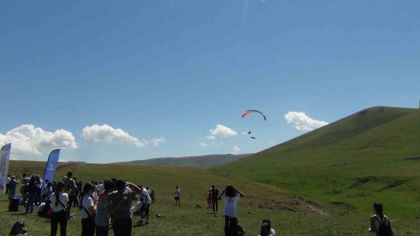 Kars’ta semalar yamaç paraşütüyle renklendi
