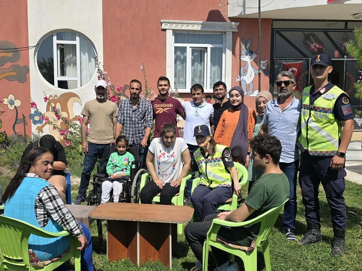 Ağrı’da özel eğitim öğrencilerine moral ziyareti
