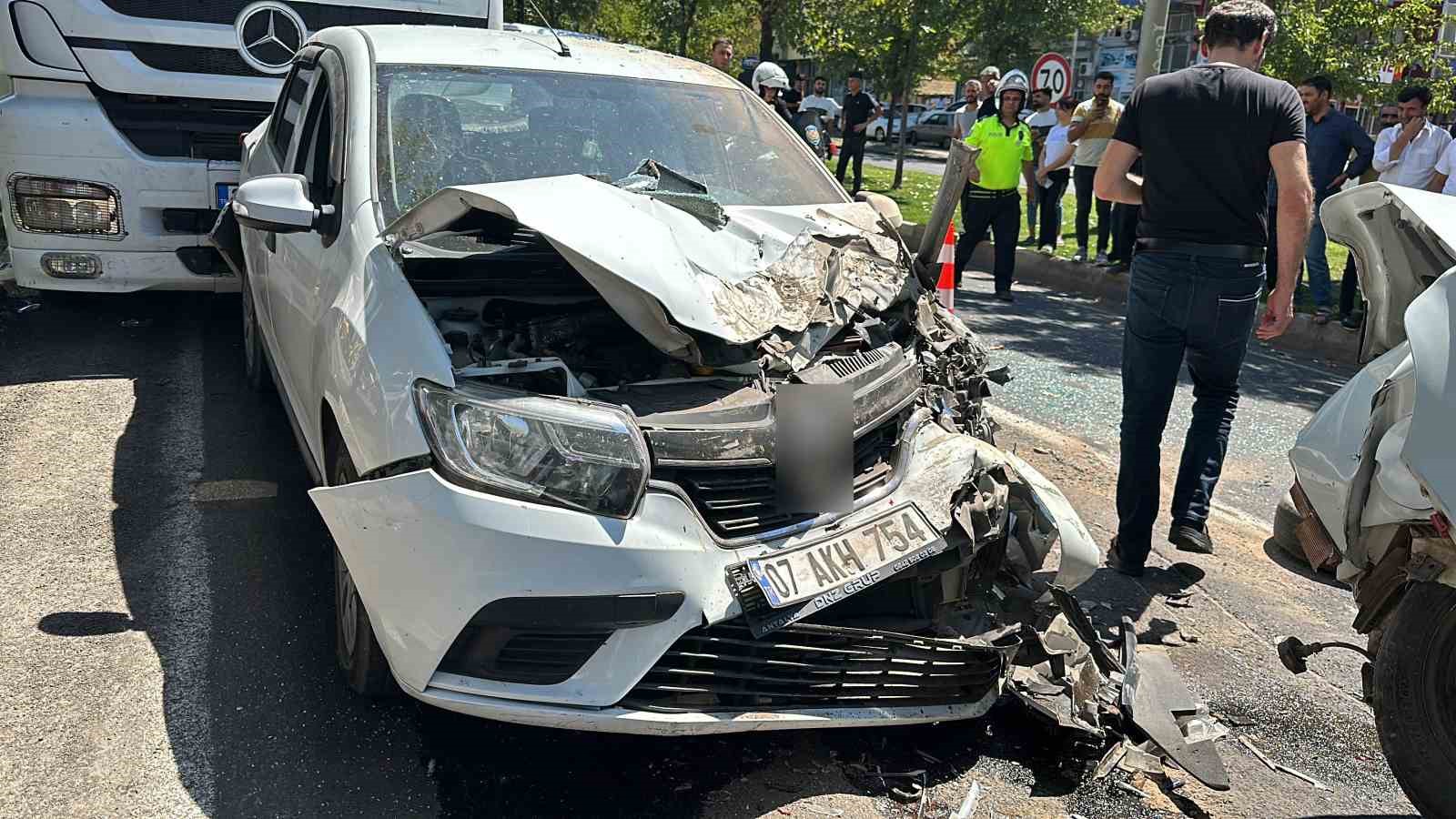 Şanlıurfa’da kırmızı ışıkta bekleyen araçlara tır çarptı: 3 yaralı
