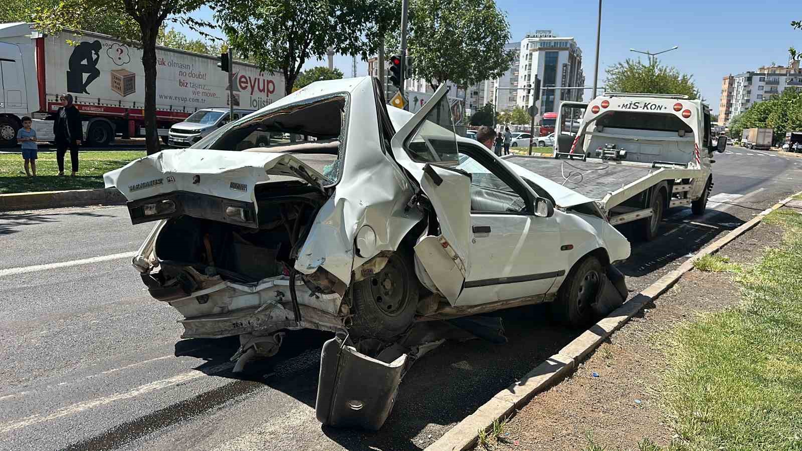 Şanlıurfa’da kırmızı ışıkta bekleyen araçlara tır çarptı: 3 yaralı
