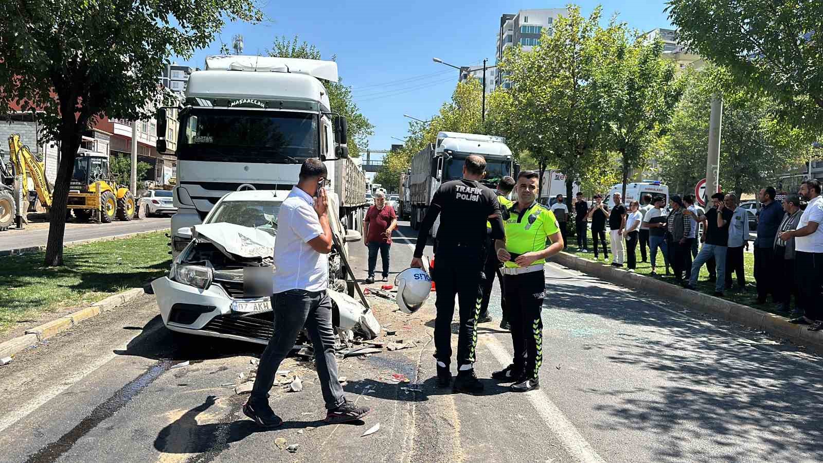 Şanlıurfa’da kırmızı ışıkta bekleyen araçlara tır çarptı: 3 yaralı
