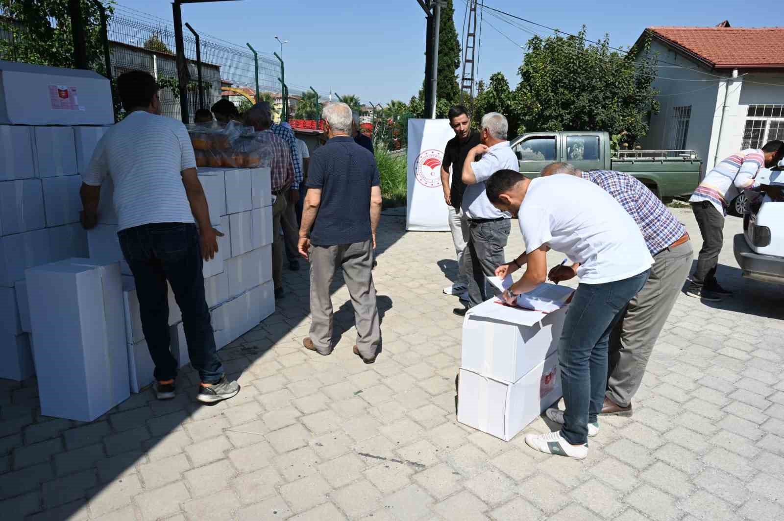 Denizli’de Akdeniz meyve sineği zararlısına karşı çiftçilere tuzak dağıtıldı
