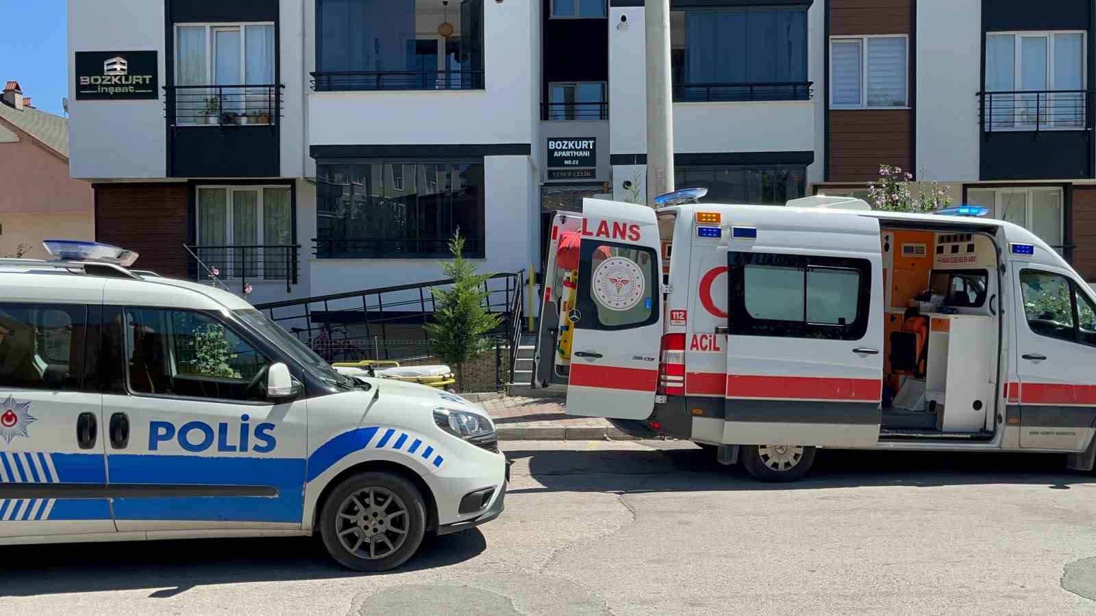 Oğluna veda mesajı atıp, eşinin beylik tabancasıyla kendini yaraladı
