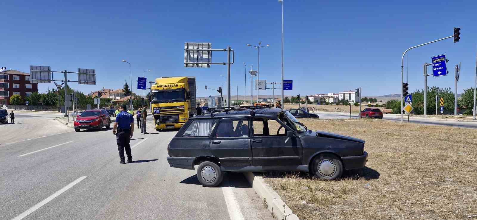 TIR’la çarpışan otomobil yaklaşık 50 metre sürüklendi
