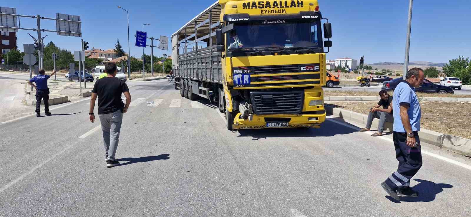 TIR’la çarpışan otomobil yaklaşık 50 metre sürüklendi
