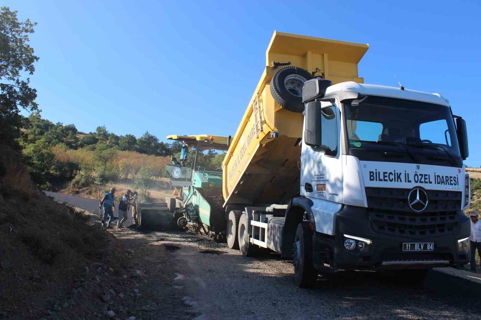 Bilecik Valisi Aygöl, Osmaneli’ndeki asfaltlama çalışmalarını inceledi
