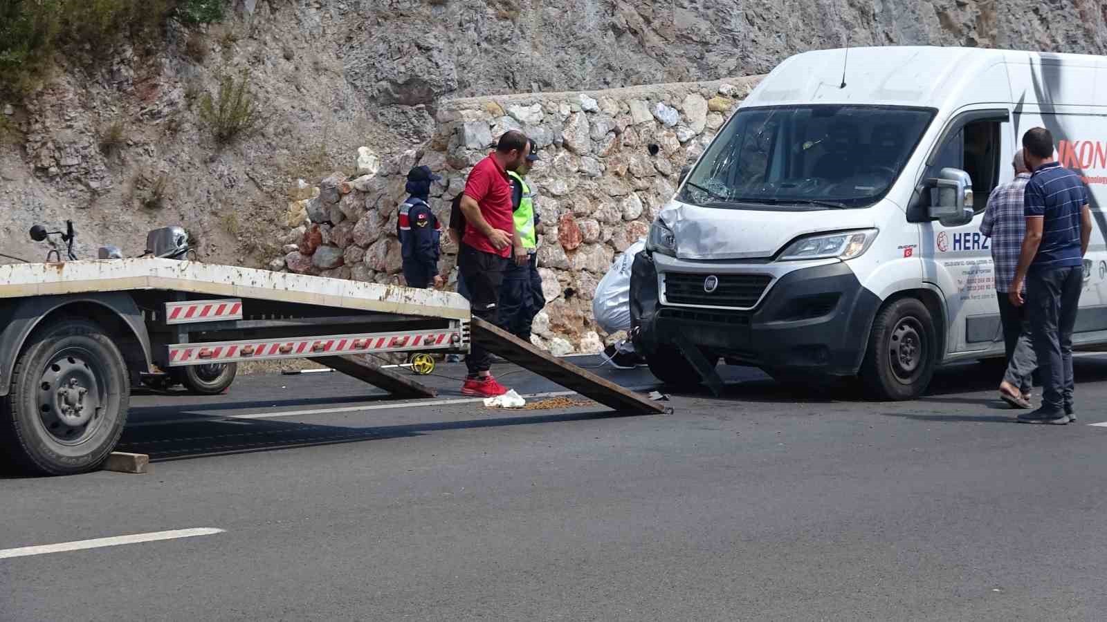 Minibüsün çarptığı elektrikli bisiklet sürücüsü ve köpeği öldü
