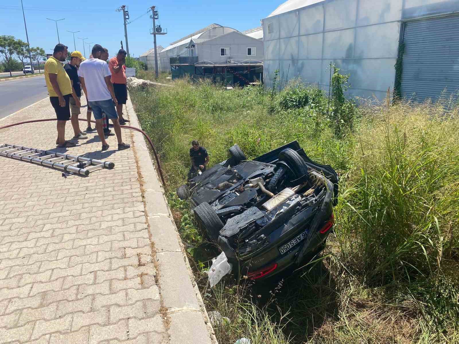 Şarampole uçan otomobildeki 2 kişi yaralı olarak kurtarıldı
