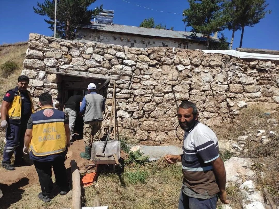 Ahırın çatısı çöktü, mahsur kalan bir kişi kurtarıldı
