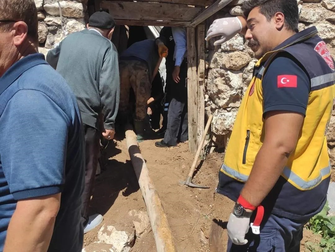 Ahırın çatısı çöktü, mahsur kalan bir kişi kurtarıldı
