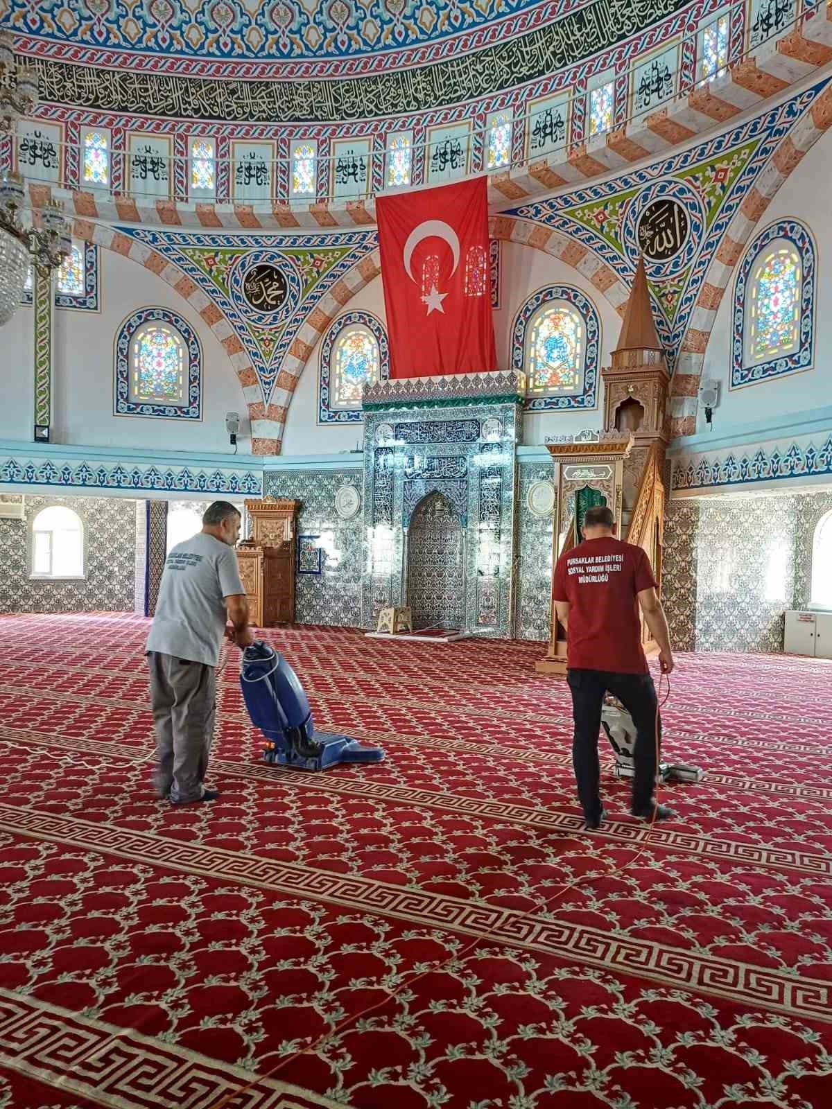 Pursaklar’da camiler düzenli temizleniyor
