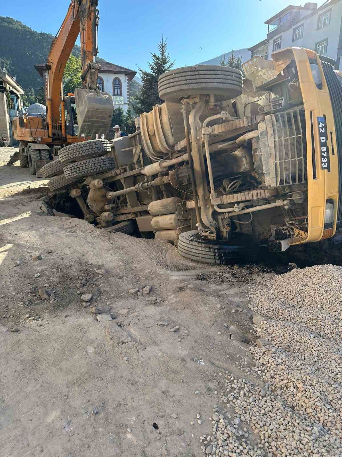 Yol göçtü kamyon çukura düştü
