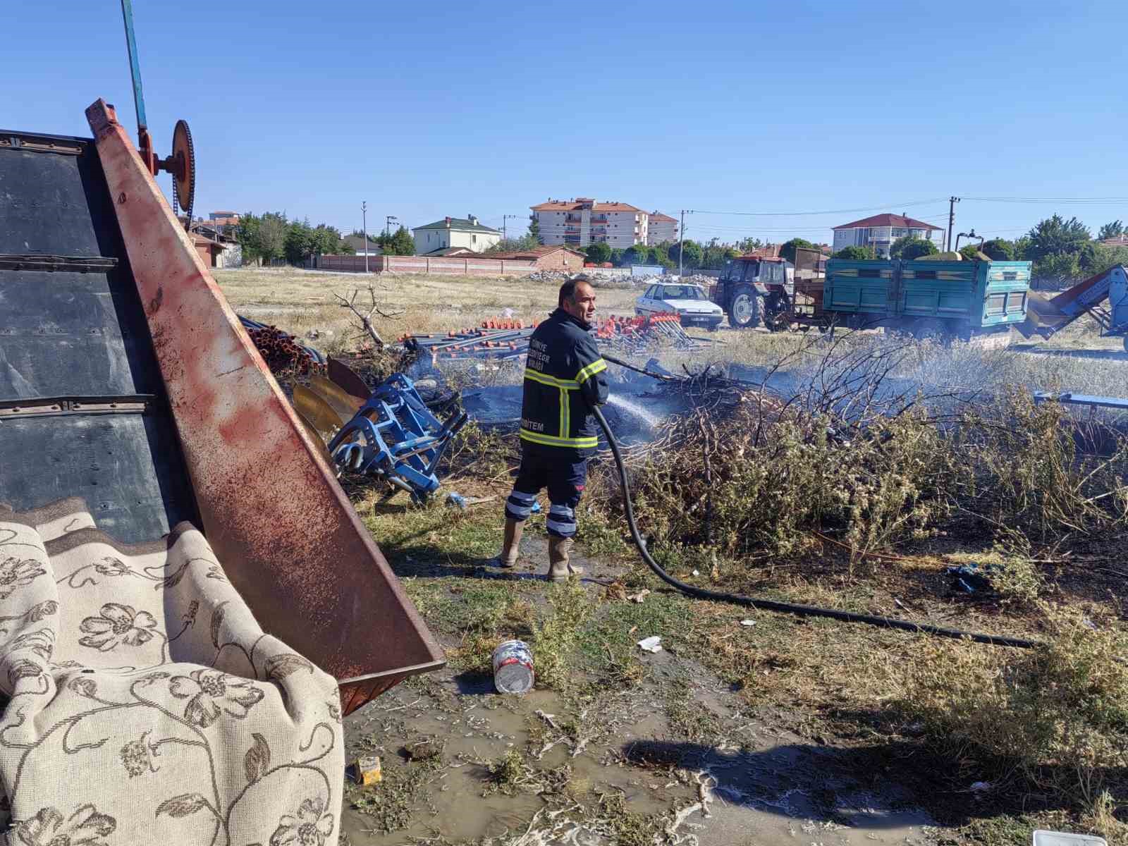 Çakmakla oynayan çocuklar yangına neden oldu
