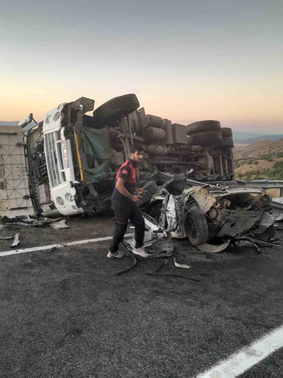 Bingöl’de kamyon ve otomobil çarpıştı: 3 yaralı
