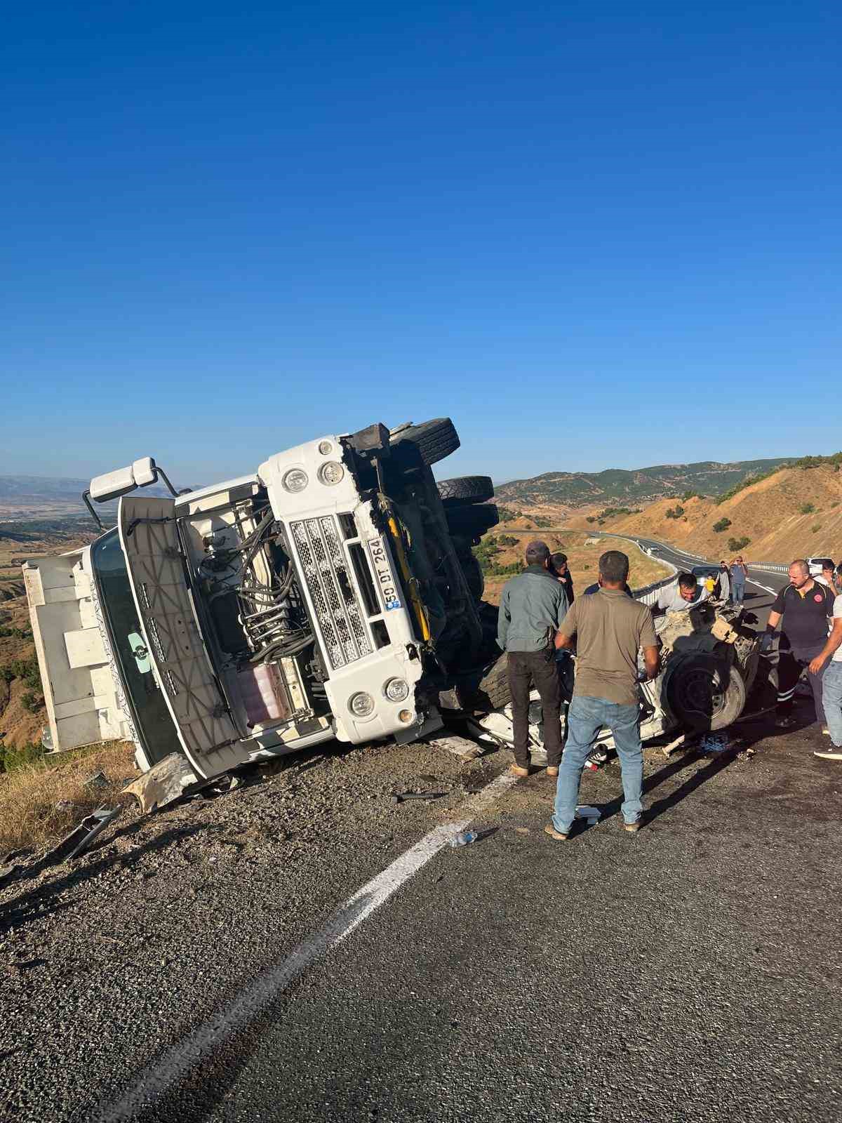 Bingöl’de kamyon ve otomobil çarpıştı: 3 yaralı
